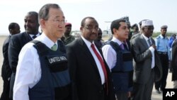UN Secretary General, Ban Ki-moon (L) stands next to Somali Prime Minister Abdiweli Mohamed Ali (C Left) after his arrival at Mogadishu's Adan Abulle airport, December 9, 2011.