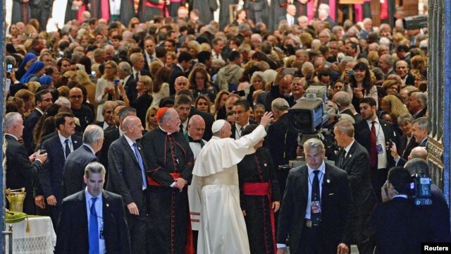 El papa Francisco saluda a los fieles al salir de la Catedral de San Patricio en Nueva York, al inciar la segunda etapa de su visita a Estados Unidos.
