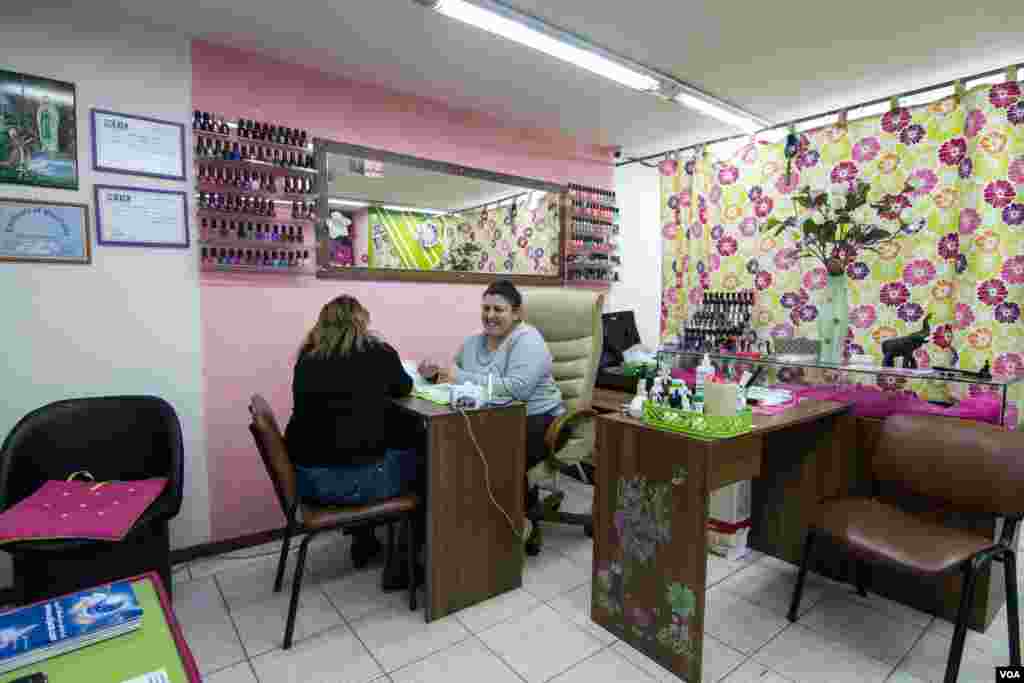 Ayline Safarian memiliki salon kuku di Bourj Hammoud dan menyambut pasokan listrik ekstra dari proyek tenaga surya. (VOA/J. Owens)