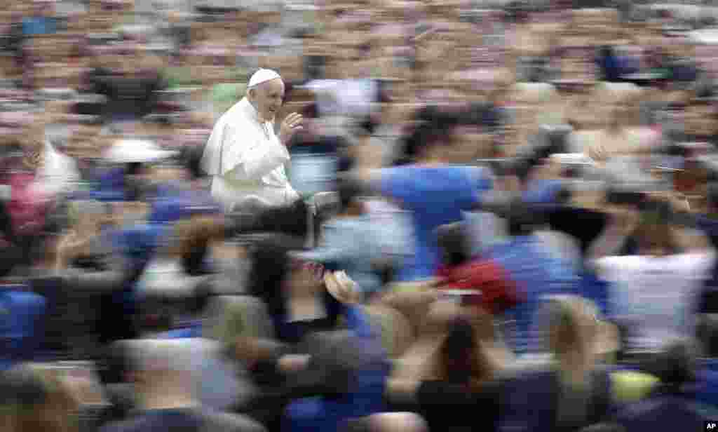 Papa Francis, Vatikan&#39;ın St. Peter&#39;s Meydanı&#39;nda halkın arasından geçiyor.