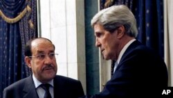 Menlu AS John Kerry (kanan) saat bertemu PM Irak Nouri al-Maliki di Baghdad (24/3). Kerry mendesak PM Maliki untuk menghentikan penerbangan menuju Suriah. 