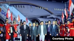 Prime Minister Imran Khan leads Malaysian Prime Minister Mahathir Mohamad and his entourage from their plane at the airport near Islamabad, March 21, 2019. (Photo courtesy of Pakistani prime minister's office)