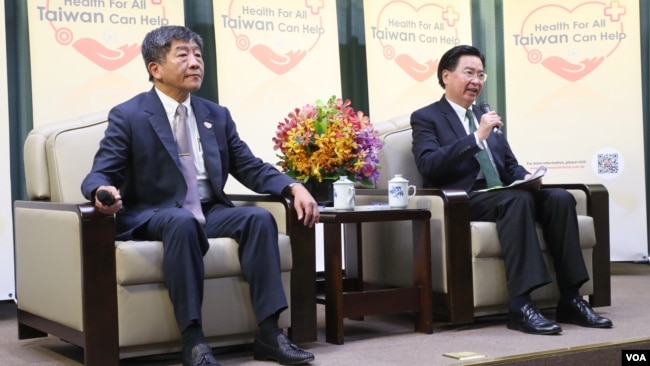 台湾外长吴钊燮（右）在外交部和卫福部联合记者会上回答问题。（图片来源：台湾外交部网站） 