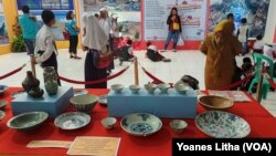 Bagian dari 200 koleksi keramik Museum Sulawesi Tengah yang telah selesai direstorasi dari kerusakan akibat gempa bumi 28 September 2018 silam, 8 Oktober 2019. (Foto: VOA/Yoanes Litha)