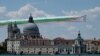 L'Armée de l'air italienne, la Frecce Tricolori, survole la basilique Sainte-Marie pour manifester aux travailleurs sanitaires, à Venise, en Italie, le