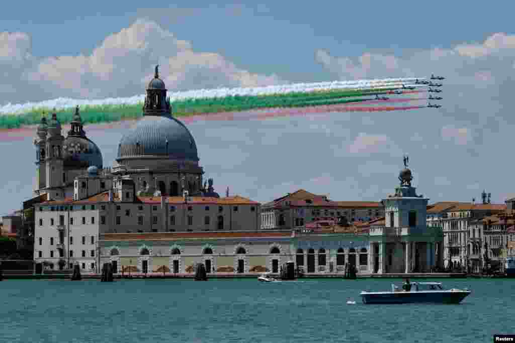 Tim aerobatik Angkatan Udara Italia, Frecce Tricolori, terbang di atas Basilika Santa Maria sebagai bagian dari tur nasional mereka untuk menunjukkan solidaritas di tengah wabah Covid-19 di Venice, Italia.