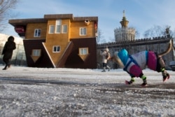 روس میں بنایا گیا الٹا گھر (فائل فوٹو)