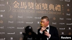 中國著名導演馮小剛2016年11月26日在台北獲第53屆金馬獎最佳導演獎。