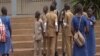 Enfants allant à l'école au Cameroun. (VOA/ Jules E. Ntap)
