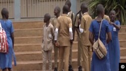 Enfants allant à l'école au Cameroun. (VOA/ Jules E. Ntap)