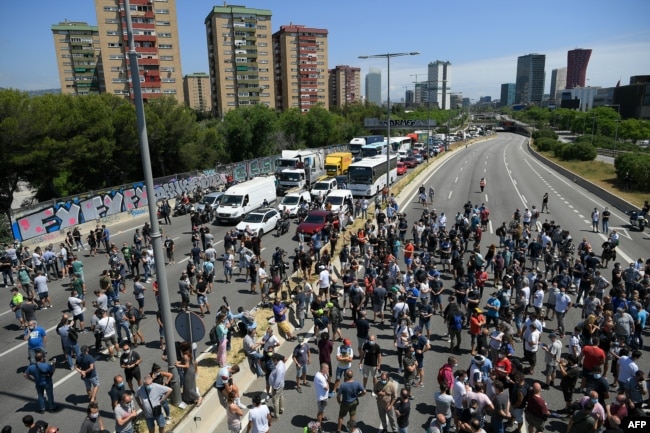 Karyawan Nissan memblokir salah satu pintu masuk utama ke Barcelona, saat berunjuk rasa memprotes penutupan pabrik mobil Jepang di Barcelona, 28 Mei 2020.