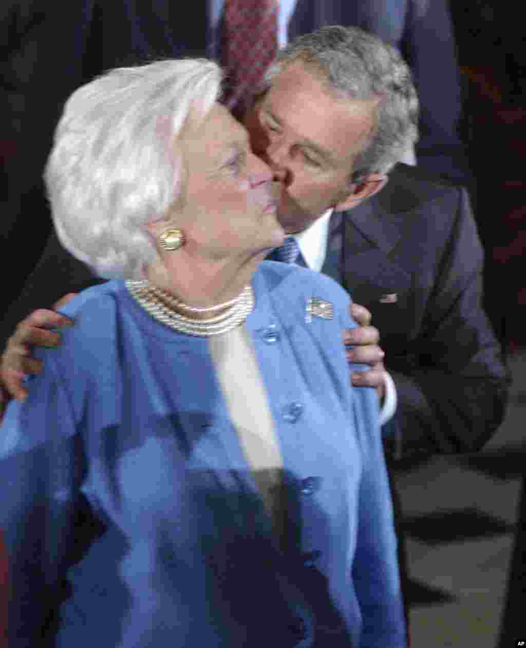 Президент США Джордж Буш-младший целует свою мать Барбару, 2005 (AP Photo/Dennis Cook)