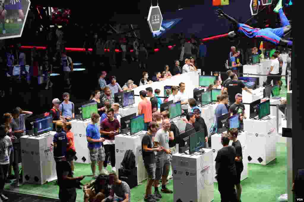 استیشن هایی که علاقمندان می تواند در بزرگترین نمایشگاه بازی های کامپیوتری جهان در کلن آلمان بازی ها را آزمایش کنند. 