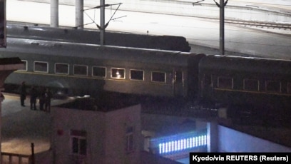 Đoàn tàu được cho là chở lãnh đạo Triều Tiên Kim Jong Un rời khỏi nhà ga ở thành phố Đan Đông ở biên giới Trung Quốc để tiếp tục hành trình đến Việt Nam. Ảnh do hãng tin Kyodo chụp vào ngày 23/2/2019.
