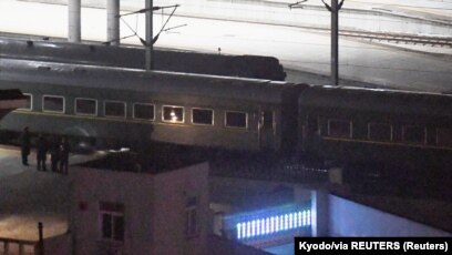 Đoàn tàu được cho là chở lãnh tụ Triều Tiên Kim Jong Un rời nhà ga ở thành phố Đan Đông của Trung Quốc gần biên giới, trong một bức hình do hãng tin Kyodo chụp được, ngày 23 tháng 2, 2019. (Kyodo/via REUTERS)
