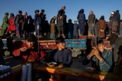 Remaja Afghanistan menikmati makanan ringan di Taman Chaman-e-Hozari di Kabul, Afghanistan, Jumat, 17 September 2021. (AP Photo/Bernat Armangue)