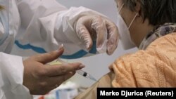 Arhiva - Žena prima dozu vakcine protiv Kovida 19 kineskog proizvođača Sinofarm, u Beogradu, Srbija, 21. januara 2021. (Foto: Rojters, Marko Đurica)