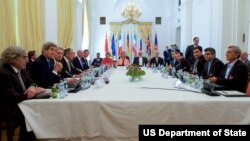 Menlu AS John Kerry (kedua dari kiri) saat hadir dalam perundingan perjanjian nuklir Iran (foto: dok).