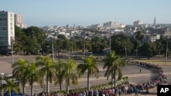 Cubanos hacen fila para visitar el sitio del homenaje oficial a Fidel Castro en la Plaza de la Revolución en La Habana.