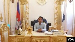 លោក សុខ សុវណ្ណវឌ្ឍនាសាប៊ុង ប្រធានគណបក្សខ្មែរក្រោក អំឡុងពេលផ្ដល់បទសម្ភាសដល់ VOA នៅខុទ្ទកាល័យរបស់លោក ក្នុងរាជធានីភ្នំពេញ កាលពីថ្ងៃទី០២ ខែមេសា ឆ្នាំ២០២០ ។ (អូន ឆេងប៉រ/VOA)