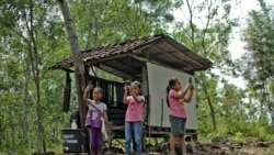 5 Ağustos 2020 - Endonezya'da Yogyakarta'daki köylerinde uzaktan eğitime erişmeye çalışan ilkokul öğrencileri