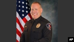 El oficial de policía Brad Miller llevaba menos de un año con la fuerza policial de Arlington, Texas.