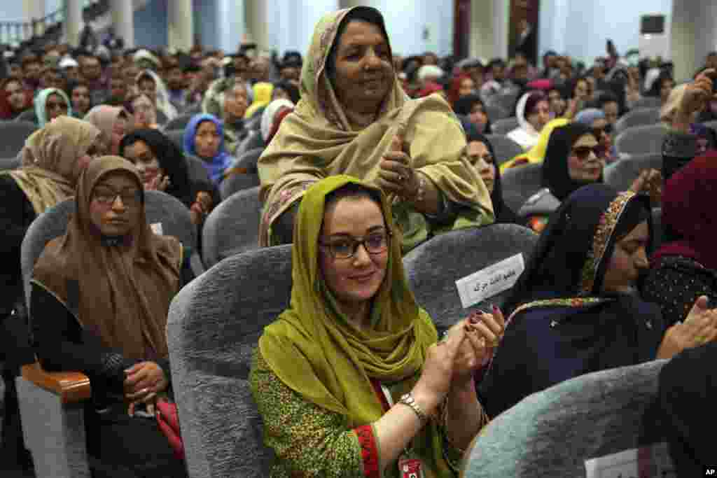 چند زن افغان در آخرین روز نشست مشورتی لویه جرگه. هدف این نشست بررسی راههای برای صلح در افغانستان بعد از ۱۷ سال جنگ بود.