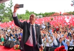 Muharrem Ince, presidential candidate of Turkey's main opposition Republican People's Party, takes a picture as he addresses an election rally in Diyarbakir, June 11, 2018.
