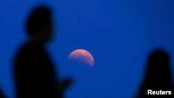 Comienzo del eclipse lunar visto desde Shangai, China.