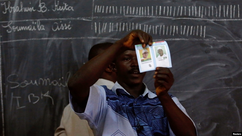 Des membres d'un bureau de vote comptent les bulletins lors d'une Ã©lection prÃ©sidentielle Ã  Bamako, au Mali, le 12 aoÃ»t 2018.