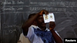 Des membres d'un bureau de vote comptent les bulletins lors d'une élection présidentielle à Bamako, au Mali, le 12 août 2018.