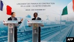 Le président ivoirien Alassane Ouattara et son homologue français Emmanuel Macron lors du lancement du projet de métro à Abidjan, le 30 novembre 2017.