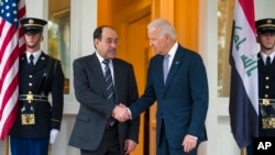 Wapres AS Joe Biden menyambut PM Irak Nouri al-Maliki di rumah kediamannya di Washington DC (30/10). Maliki dijadwalkan akan bertemu Presiden Obama hari ini.