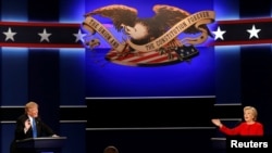 Le candidat républicain à la présidentielle américaine Donald Trump face à la candidate démocrate Hillary Clinton lors leur premier débat télévisé à l'Université Hofstra à Hempstead, New York, le 26 septembre 2016.