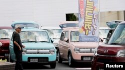 Yorie Miho memperhatikan mobil-mobil mini yang ditawarkan di dealer mobil mini di Yamato, Prefektur Kanagawa, 11 Agustus 2018.