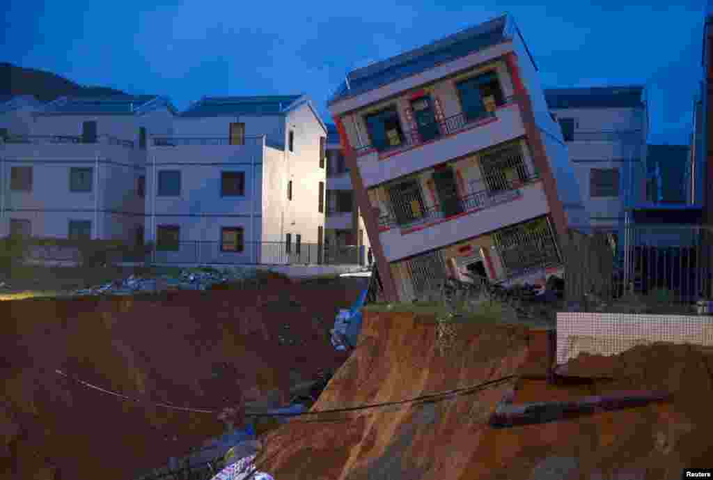 Sebuah rumah rusak akibat hujan deras yang disebabkan oleh Topan Vamco yang melanda daerah otonomi etnis Lingshui, di provinsi Hainan, China, 14 September 2015.