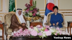 박근혜 한국 대통령이 4일 사우디아라비아 리야드 킹사우드 궁에서 '킹 압둘라 원자력·재생에너지원'의 알 야마니 원장을 접견하고 있다.