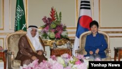 박근혜 한국 대통령이 4일 사우디아라비아 리야드 킹사우드 궁에서 '킹 압둘라 원자력·재생에너지원'의 알 야마니 원장을 접견하고 있다.