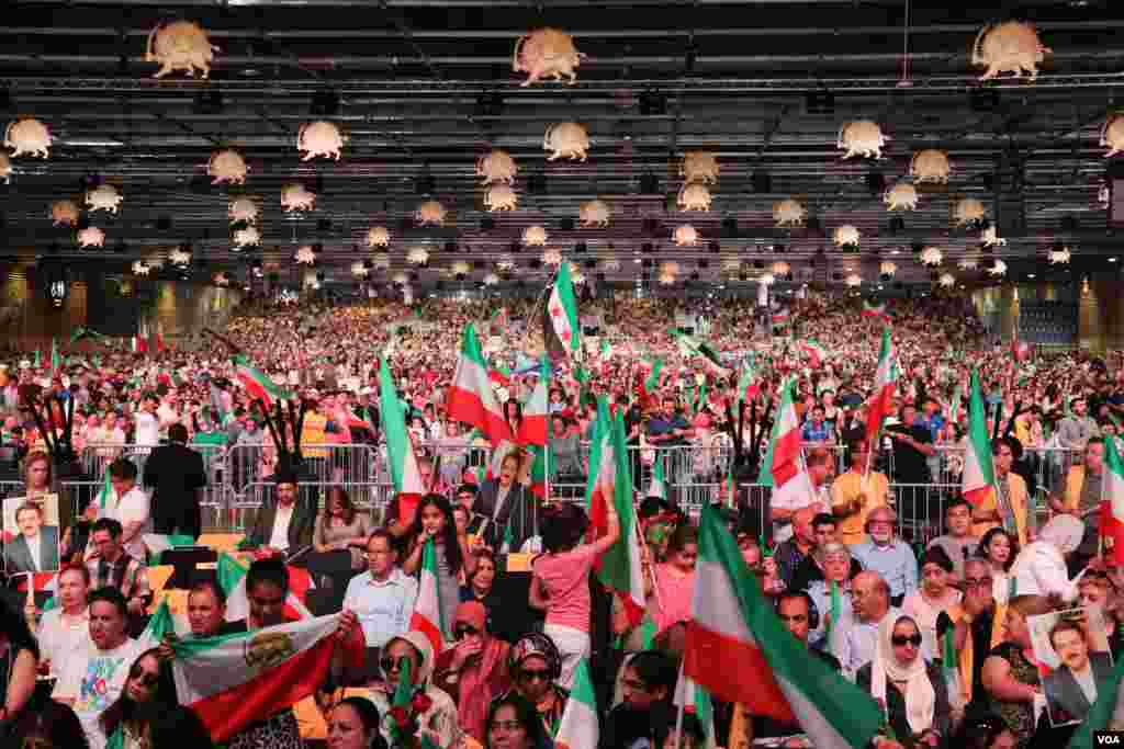 چندهزار نفر در نشست «ایران آزاد» با حضور گروه‌های مخالف جمهوری اسلامی ایران حضور یافتند.
