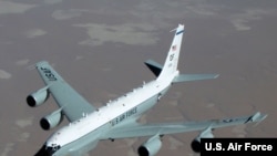 미 공군의 통신감청 정찰기 RC-135W '리벳 조인트'.