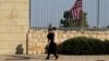 La gente pasa frente al consulado de Estados Unidos en Jerusalén, en febrero de 2018.