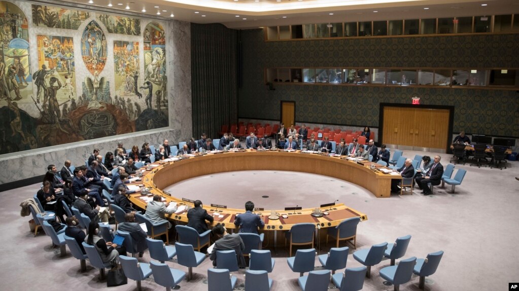 El Consejo de Seguridad de Naciones Unidas se reunirÃ¡ este lunes atendiendo solicitudes urgentes y opuestas de Estados Unidos y Rusia tras el presunto "ataque quÃ­mico" que dejÃ³ decenas de muertos en una zona rebelde cerca de Damasco el sÃ¡bado.
