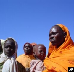 Des femmes et enfants dans un camp pour déplacés internes au Darfour