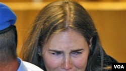 Amanda Knox menangis terharu setelah mendengar keputusan juri pengadilan di Perugia, Italia yang membebaskan dirinya dari dakwaan membunuh rekan sekamarnya, Meredith Kercer (3/10).
