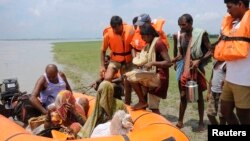 National Disaster Response Force (NDRF) personnel evacuate villagers at Supaul district in the eastern Indian state of Bihar, August 3, 2014. 