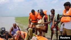 구조대원들이 8월 초 인도 동부의 비하르주 주민들을 대피시키고 있다.