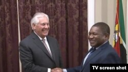 Rex Tillerson,kushoto, mwenyekiti wa ExxonMobil akikutana na Rais Filipe Nyusi wa Msumbiji mjini Maputo