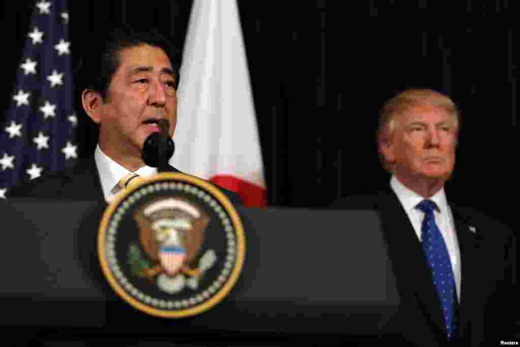 미국을 방문 중인 아베 신조 일본 총리(왼쪽)가 11일 플로리다주 마라라고 리조트에서 도널드 트럼프 미국 대통령과 함께 긴급 기자회견을 열고 북한의 탄도미사일 발사를 규탄했다.