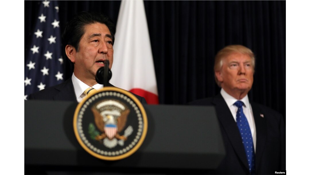 Japanski premijer Šinzo Abe govori o severnokorejskom lansiranju rakete na konferenciji za štampu uz predsednika SAD Donalda Trampa u Mar-a-Lango klubu u Palm biču, 11. februara 2017.