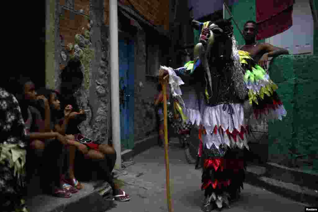 En Río de Janeiro, Brasil, se celebra lo que se conoce como Folia de Reis (la fiesta del rey) para celebrar la llegada de los Tres Reyes Magos. Un asistente festeja en la celebración en la favela de Santa Marta en Rio de Janiero, el cinco de enero del 2019. 